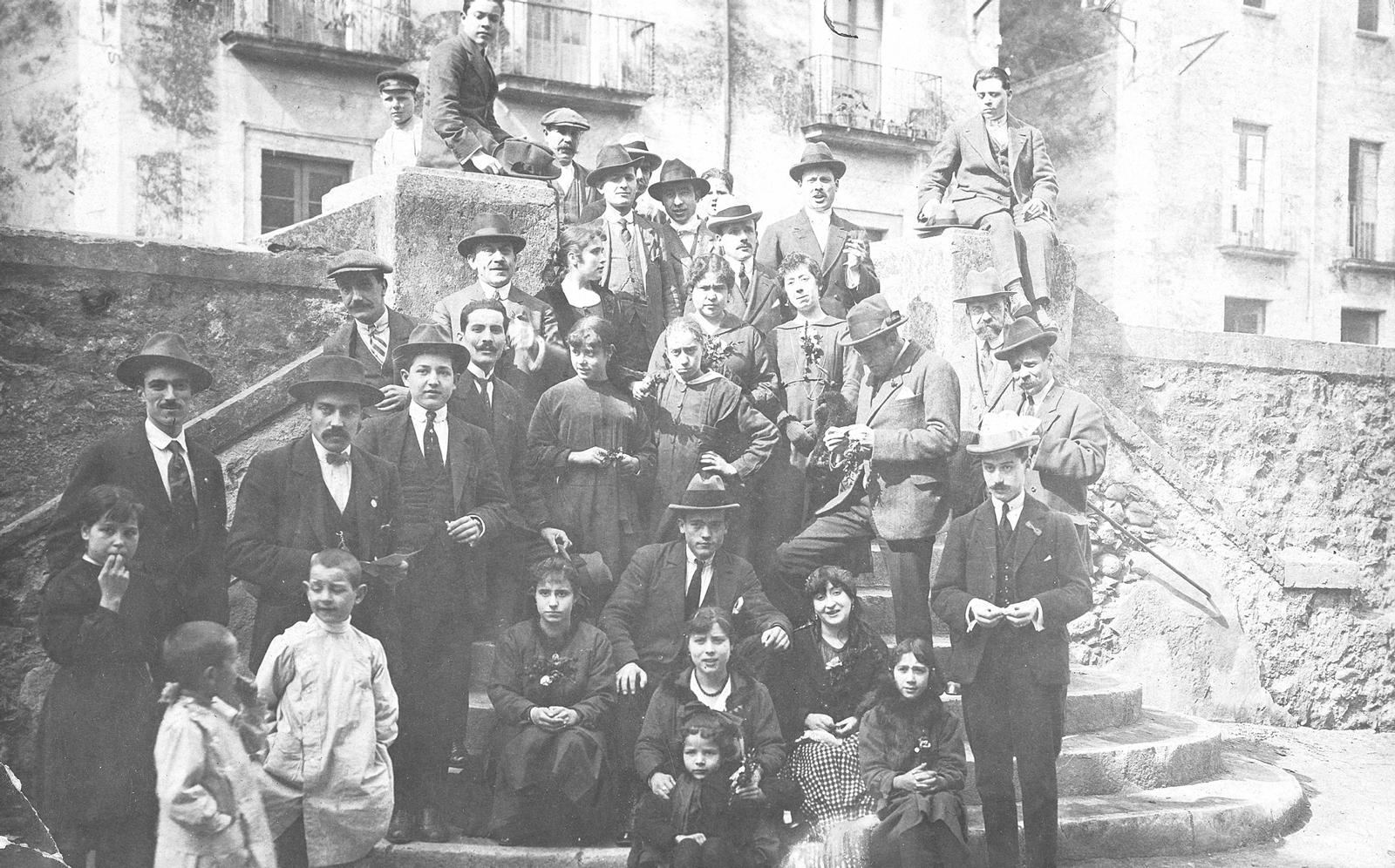 Desconegut, [Retrat de grup a la plaça de Sant Pere]