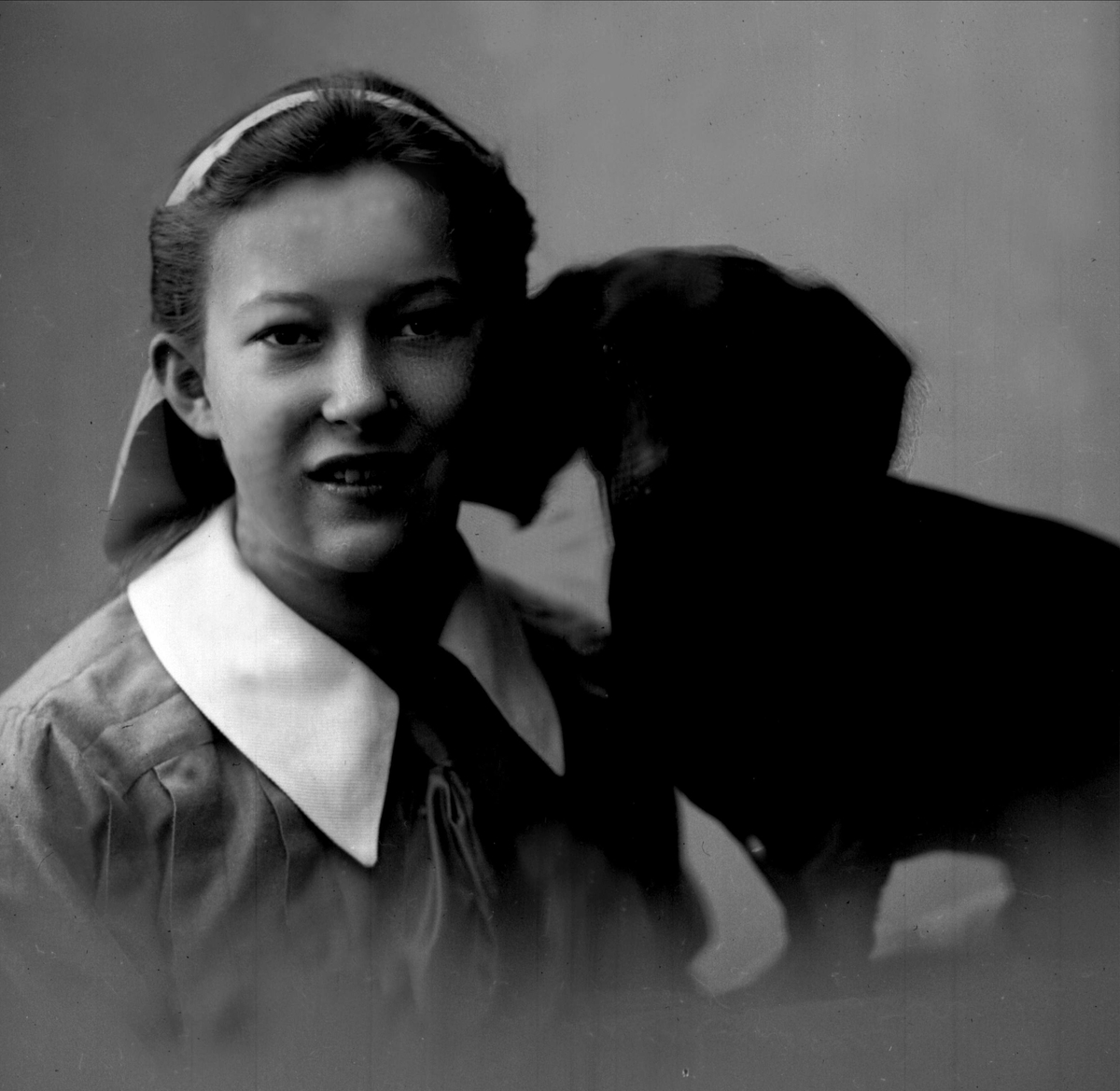 Gustav Borgen, Portrett, pike med dachshund. General Olsens datter.