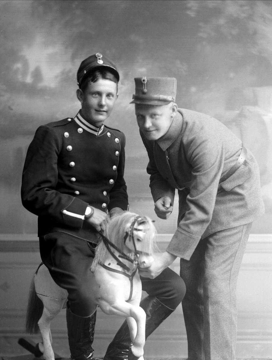 Gustav Borgen, Gruppeportrett, to soldater og en trehest. Sverre Saastad og Ivan Malm.