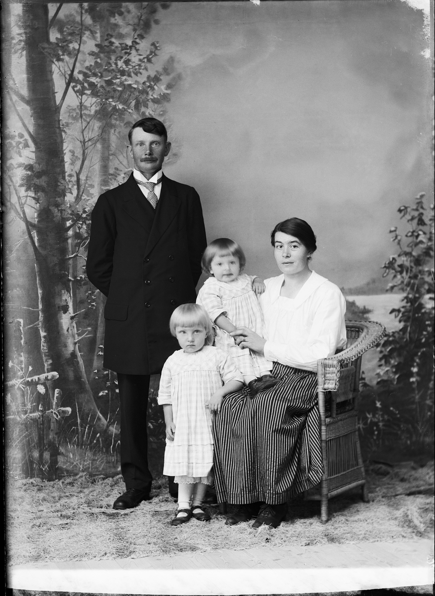 Skötsner-Edhlund, Ateljé portrait - Gustafsson family from Häverö parish, Uppland 1921
