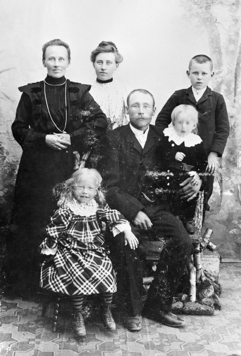 Anno Domkirkeodden, Gr: 6, Familien Hekelstrand, Marie Hekelstrand, ole Hekelstrand m/barna Einar og Gunda, bak: Maries barn: Nora og Kristian, Løten. Nora og Kristian barn av Marie fra tidligere ekteskap.