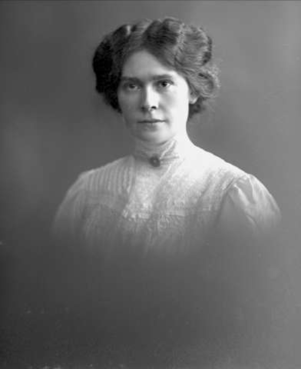 Gustav Borgen, Portrett, kvinne i lys bluse. Frøken Victoria Pettersen.