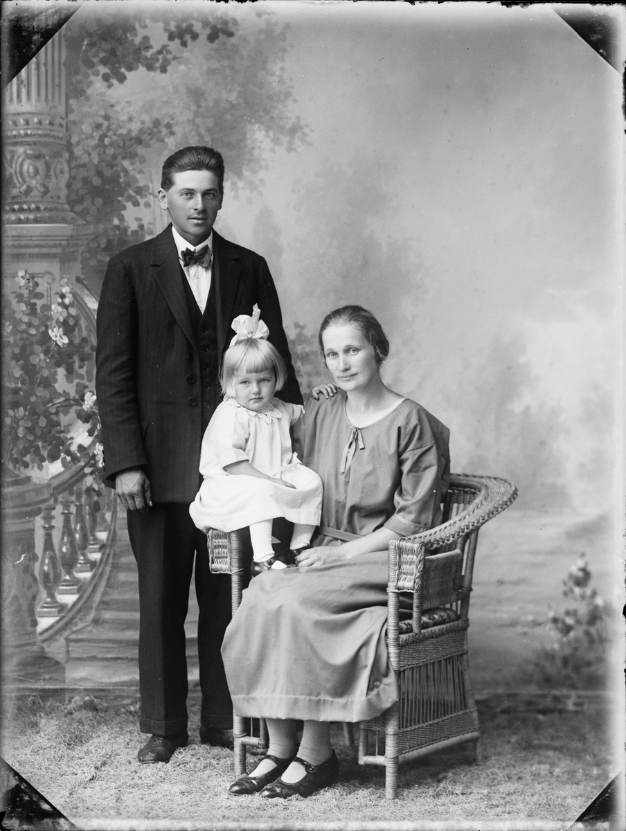 Skötsner-Edhlund, Ateljéporträtt - familjen Hugo Andersson från Kallerö, Uppland