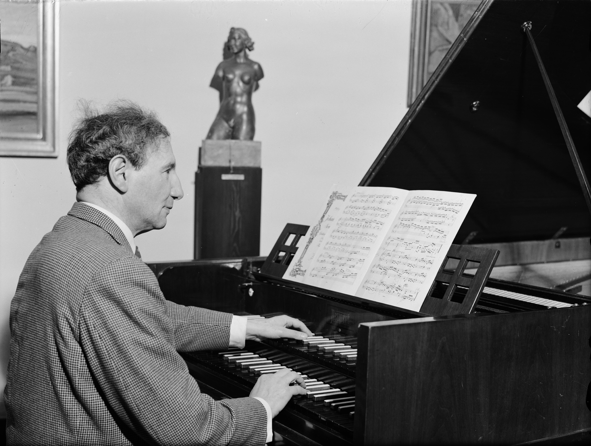 Paul Sandberg, Docent Richard Engländer vid sitt favoritinstrument, cembalon