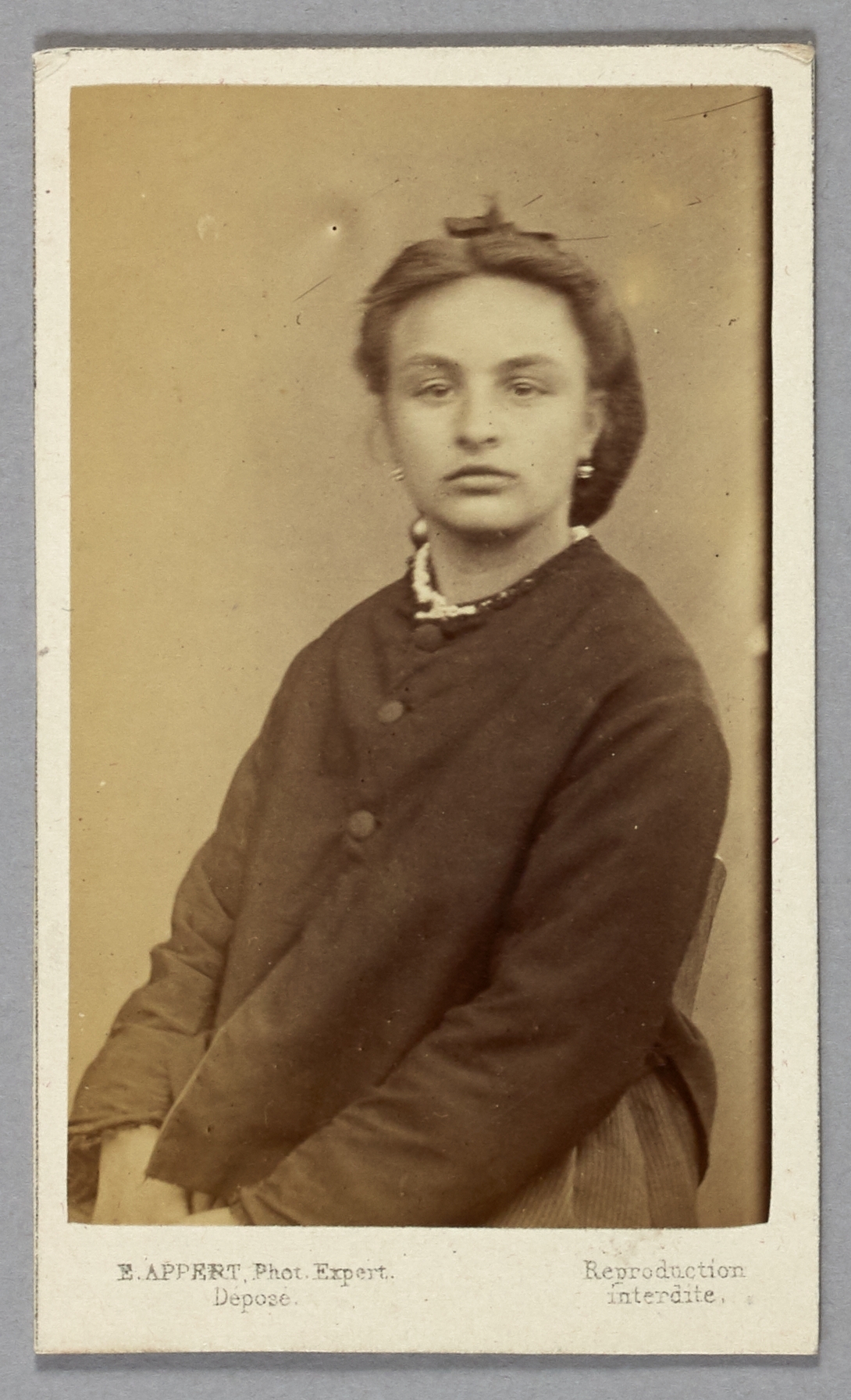 Ernest Charles Appert, Portrait d'Elisabeth Javelot, ambulancière et pétroleuse, pris à la prison des Chantiers à Versailles. Membre de la Commune de Paris en 1871.
