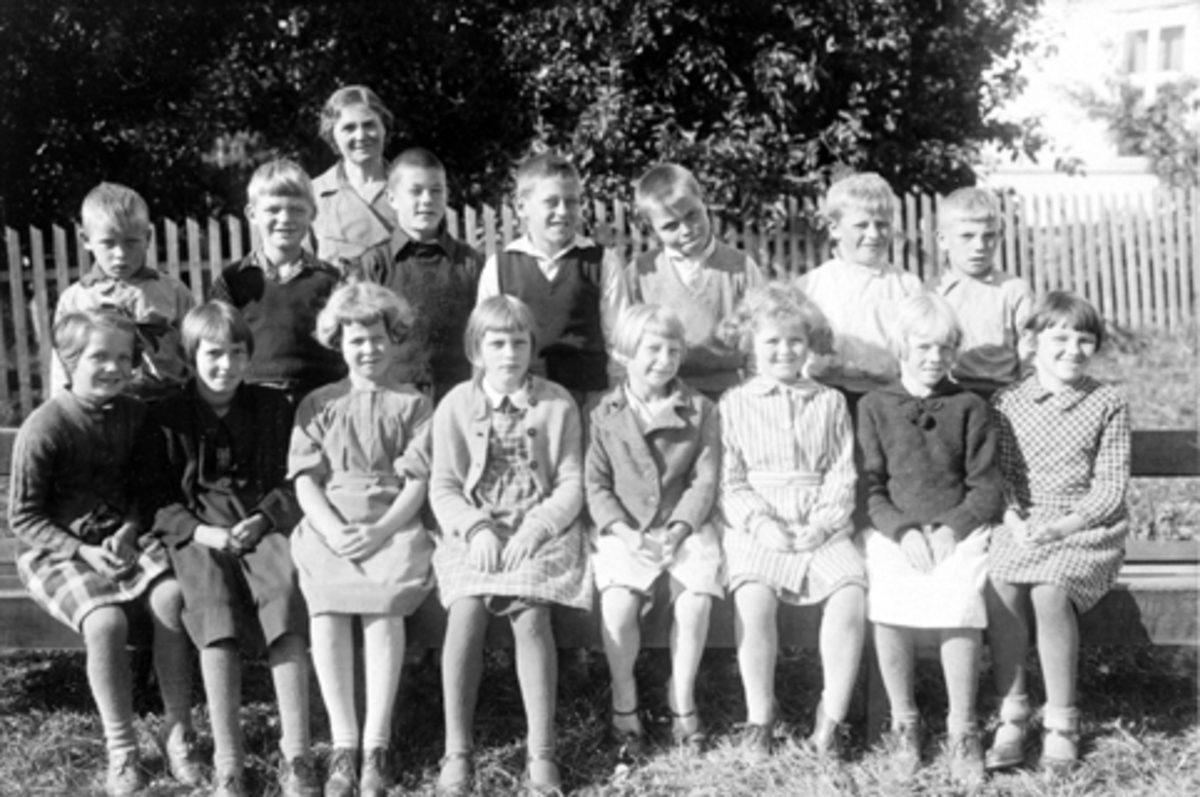 Anno Domkirkeodden, STANGE FOLKESKOLE, BARNESKOLE. 3 KLASSE 1938-39. FORAN F. V. KIRSTEN OLSEN, HILDUR ENERSEN, ODDVEIG THORESEN, REIDUN NORDBY, REIDUN HAGEN, ELIDA NYBAK, SYNNOVE NYBAK OG AGNES MATIASSEN. BAK F. V. ODDMUND SKRAMSTAD, HANS LYSGAARD, NILS LAHLUM, KÅRE LANGSET, LEIF LUNDE, SVEN STENSBY, INGOLF NILSEN. L…