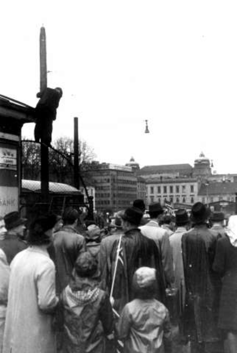 Anders Beer Wilse, Fra Oslo under fredssdagene i 1945.Folk samles for å bivåne nedtaking av tyske skilt.