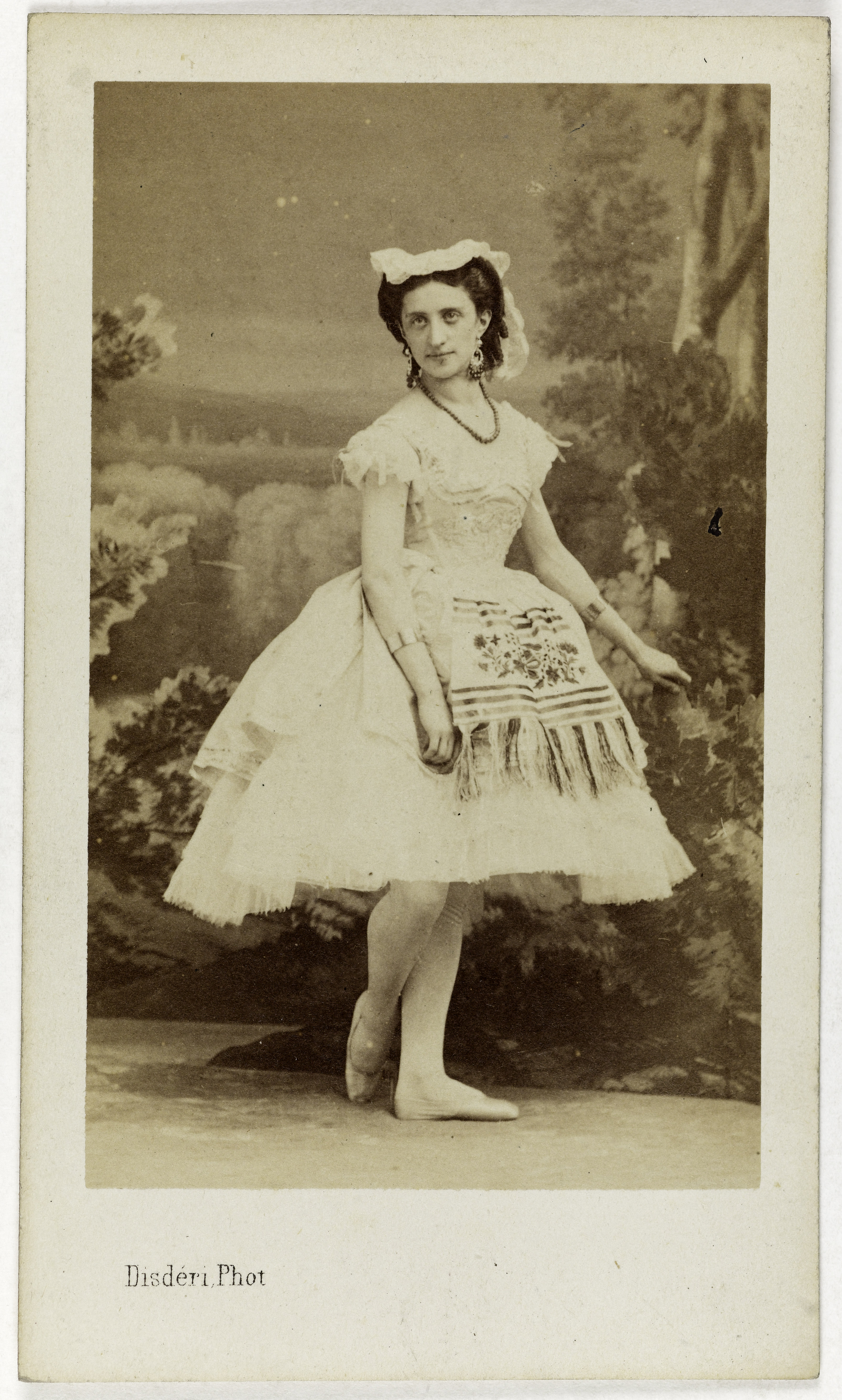 André-Adolphe-Eugène Disdéri, Portrait de Mourawieff, danseuse à l'Opéra en 1863.