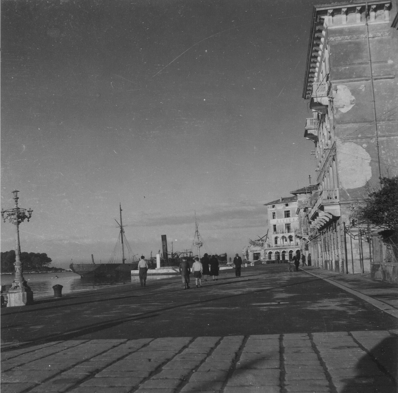 Branko Fučić, Poreč, obalni potez s hotelom Riviera u pozadini