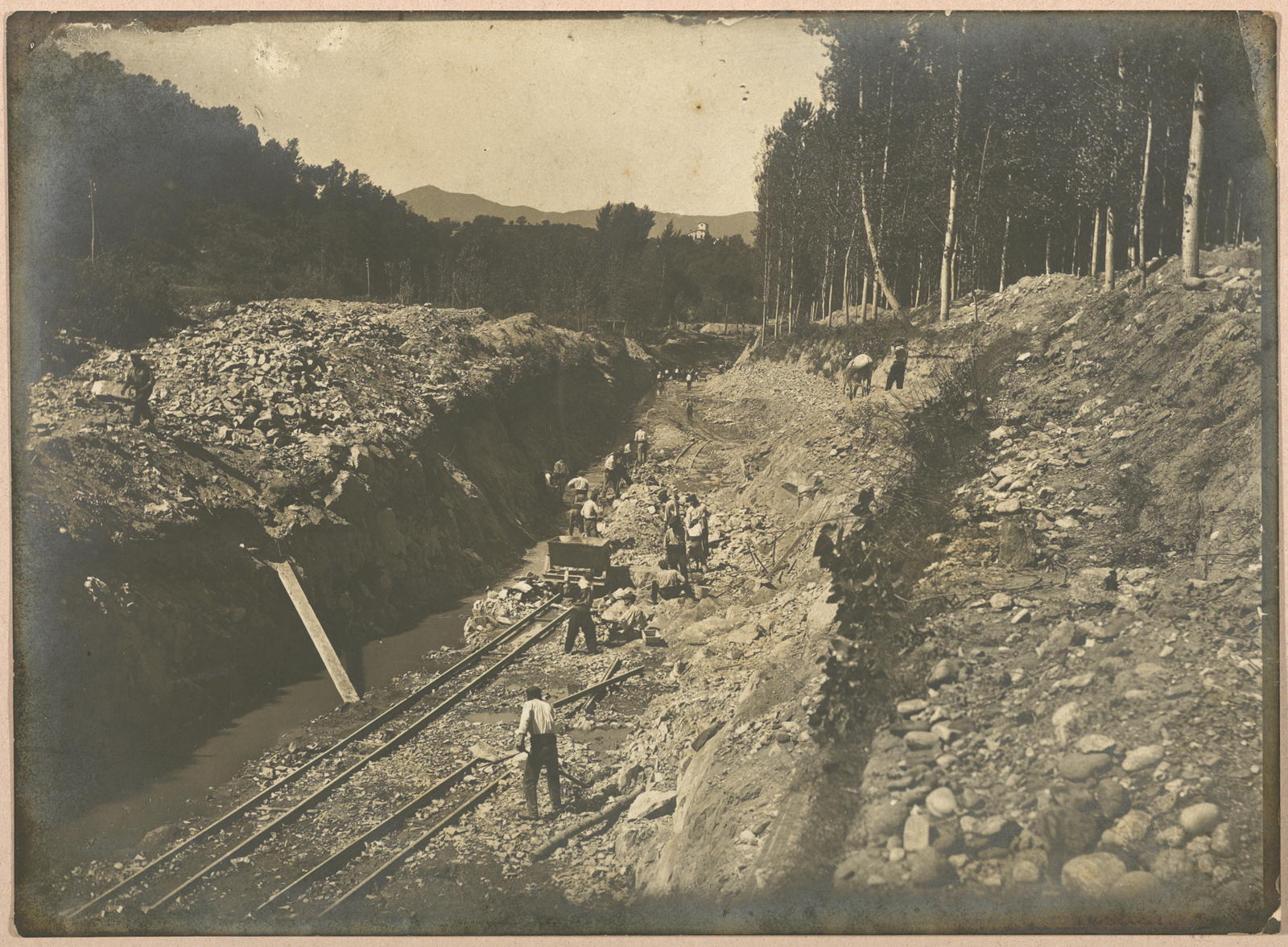 Desconegut, [Railway track construction works]