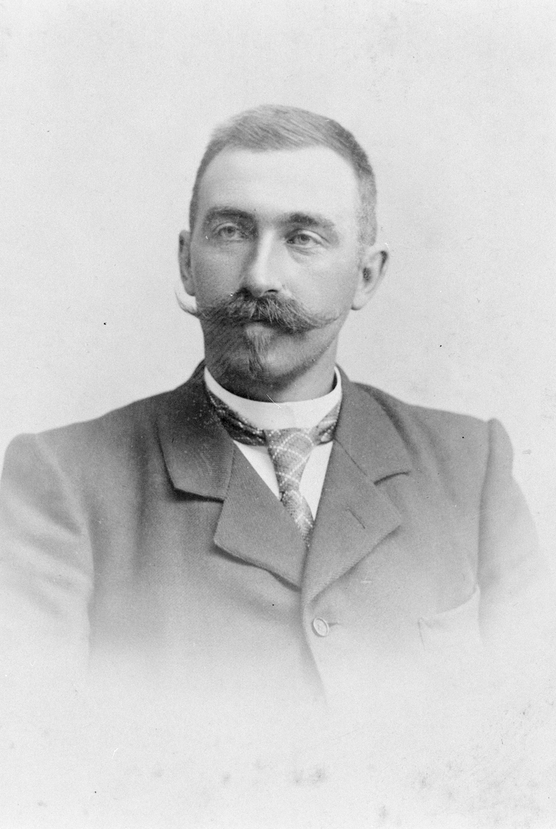 Anno Domkirkeodden, PORTRETT PER LARSEN ØXSETH, FØDT 21. 06. 1872