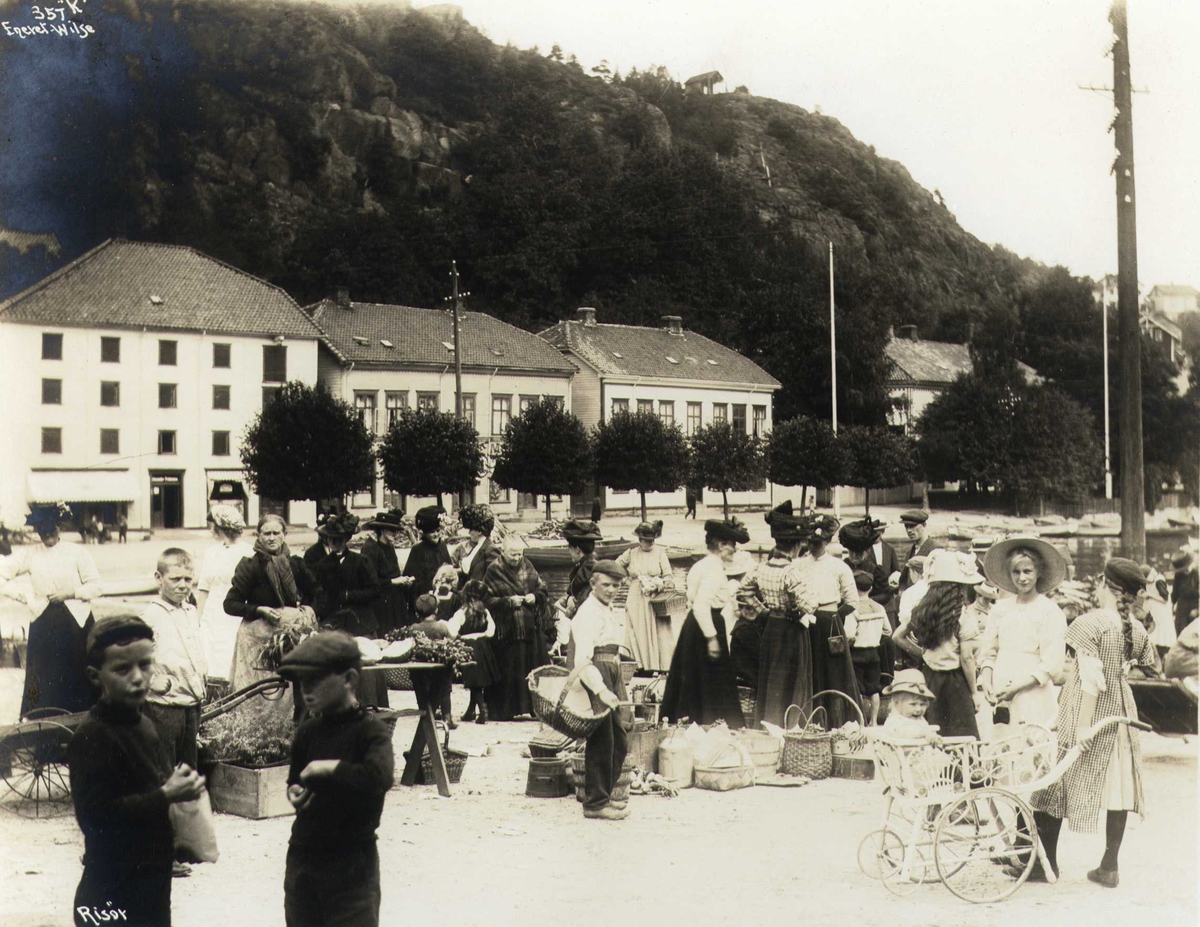 Anders Beer Wilse, Folkeliv ved havnen, Risør, Aust-Agder.
