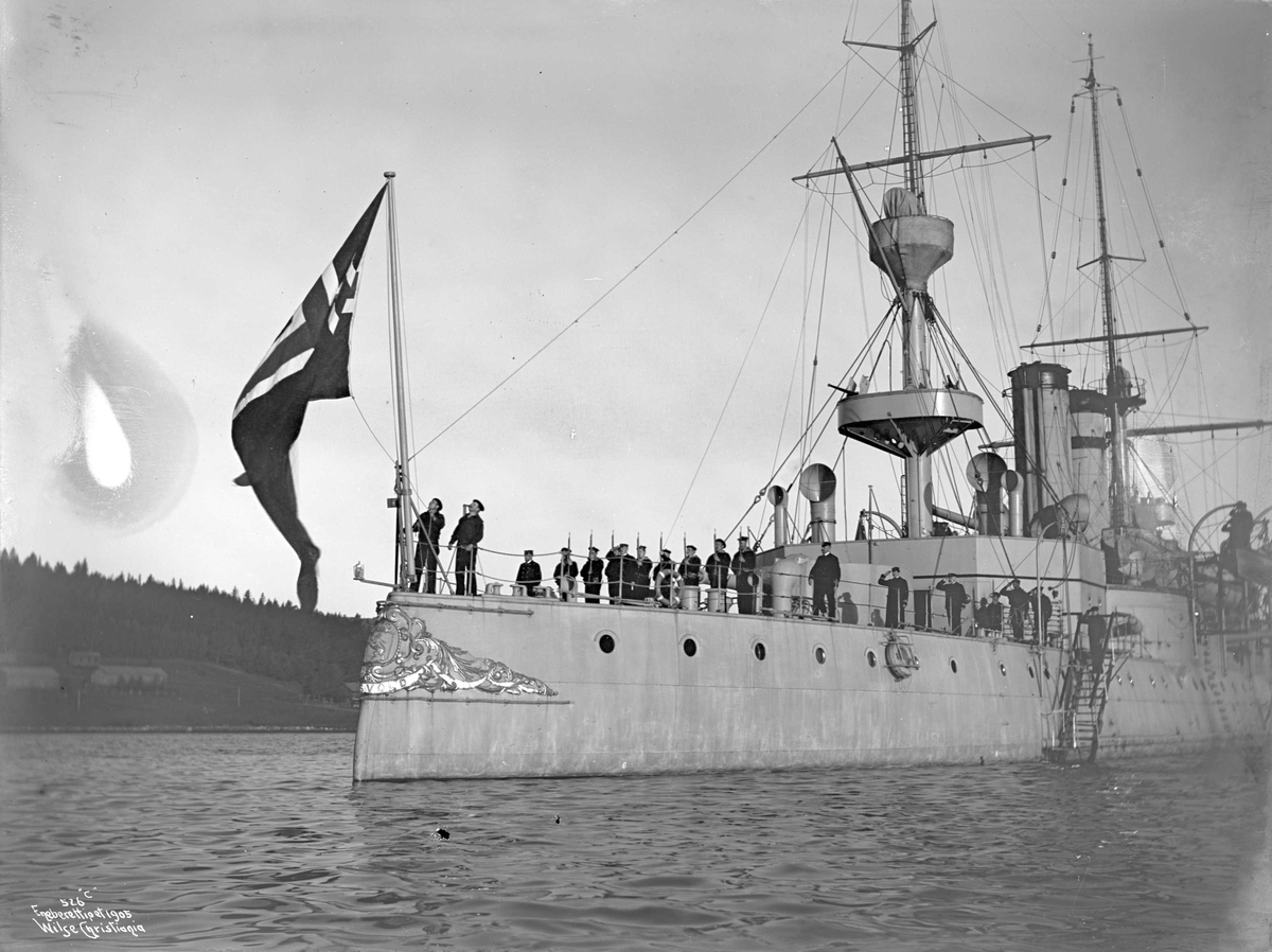 Anders Beer Wilse, Flagget heises, på Eidsvold (b. 1899, Armstrong, Newcastle)
