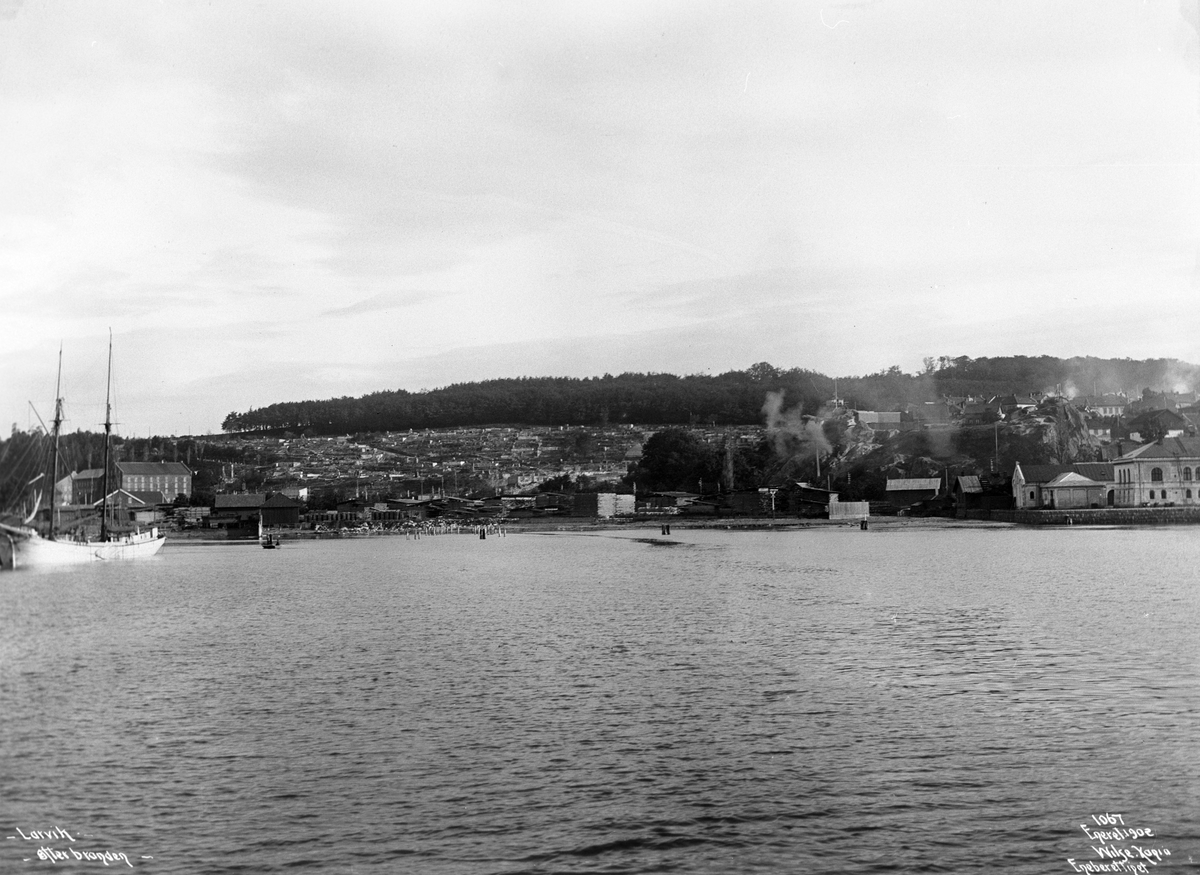 Anders Beer Wilse, Prot: Larvik - Fra Fjorden efter branden Mai 1902