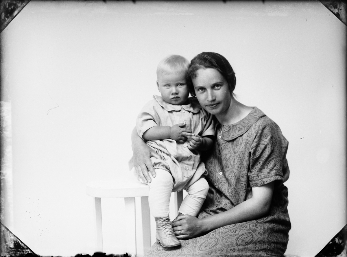 Skötsner-Edhlund, Ateljé portrait - Linnea Sjögren, with son, from Långalma, Börstil socken, Uppland 1925