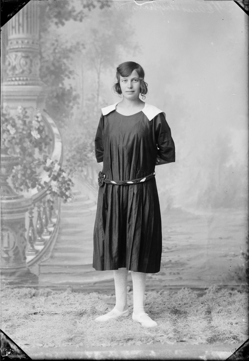 Skötsner-Edhlund, Ateljéporträtt - Agnes Mattsson från Rovsättra, Valö, Uppland 1924