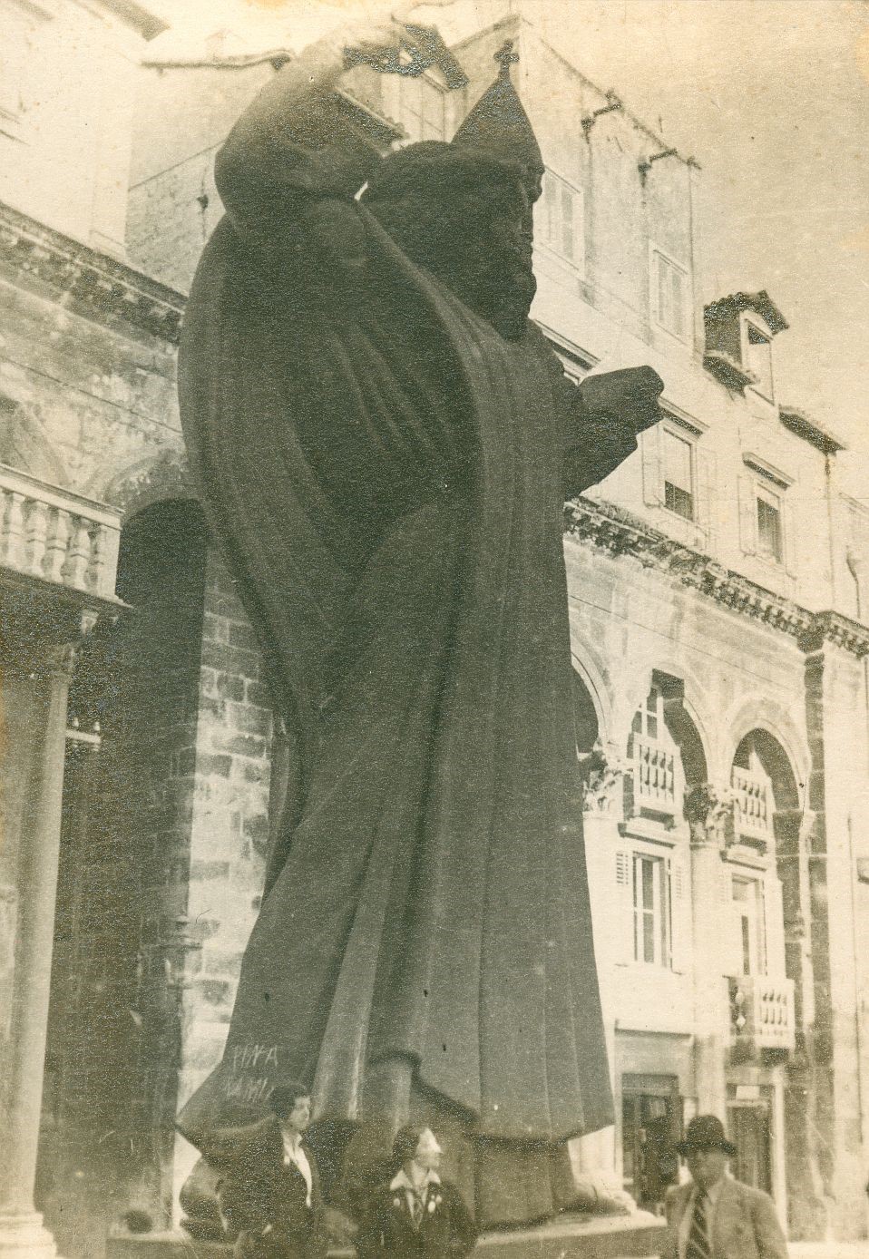 Vladimir Horvat, Split - Kip Grgura Ninskog