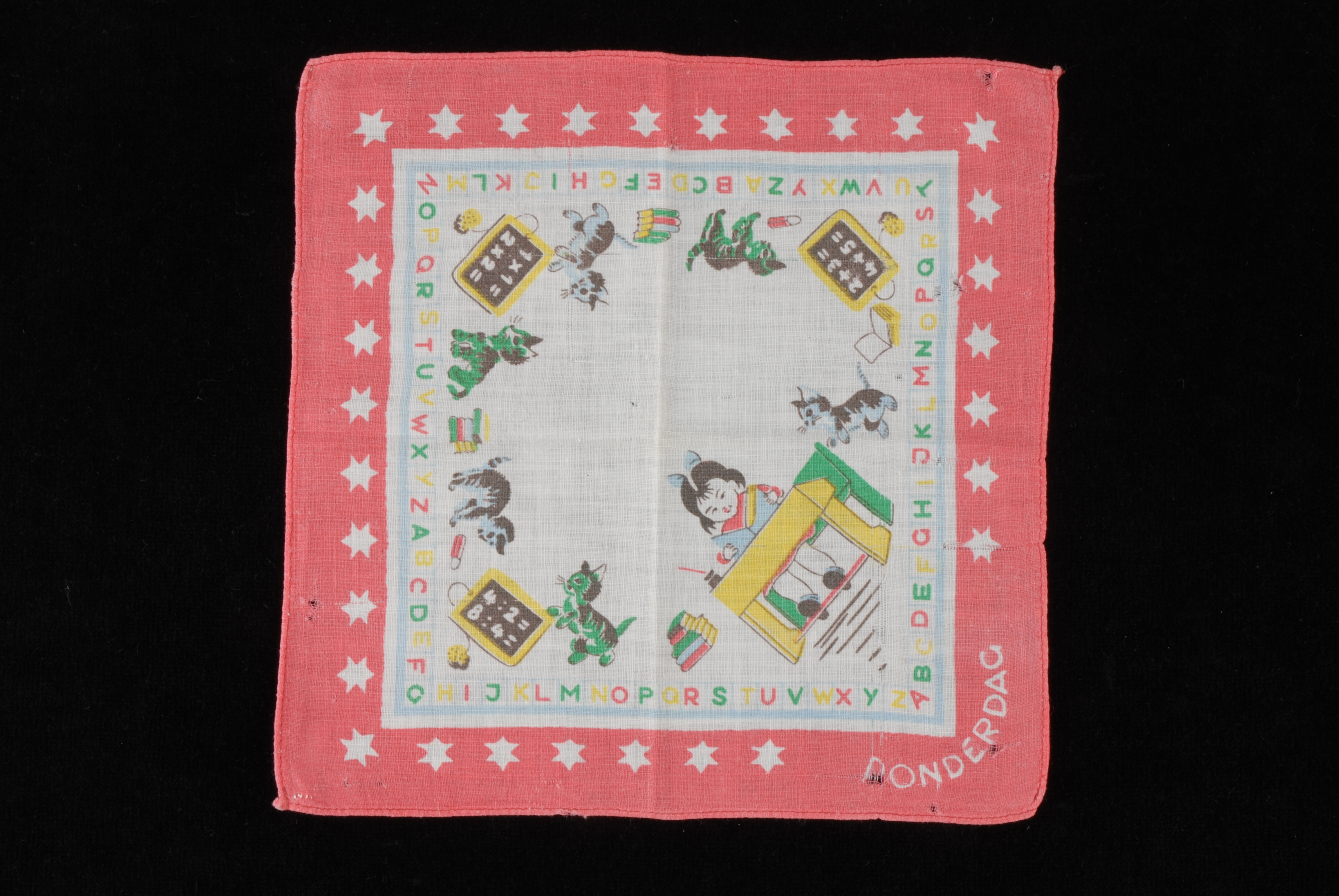 Unknown artist, Vierkante katoenen kinderzakdoek met gekleurde opdruk, rode rand met sterren, "donderdag" en rekenend kind in schoolbank