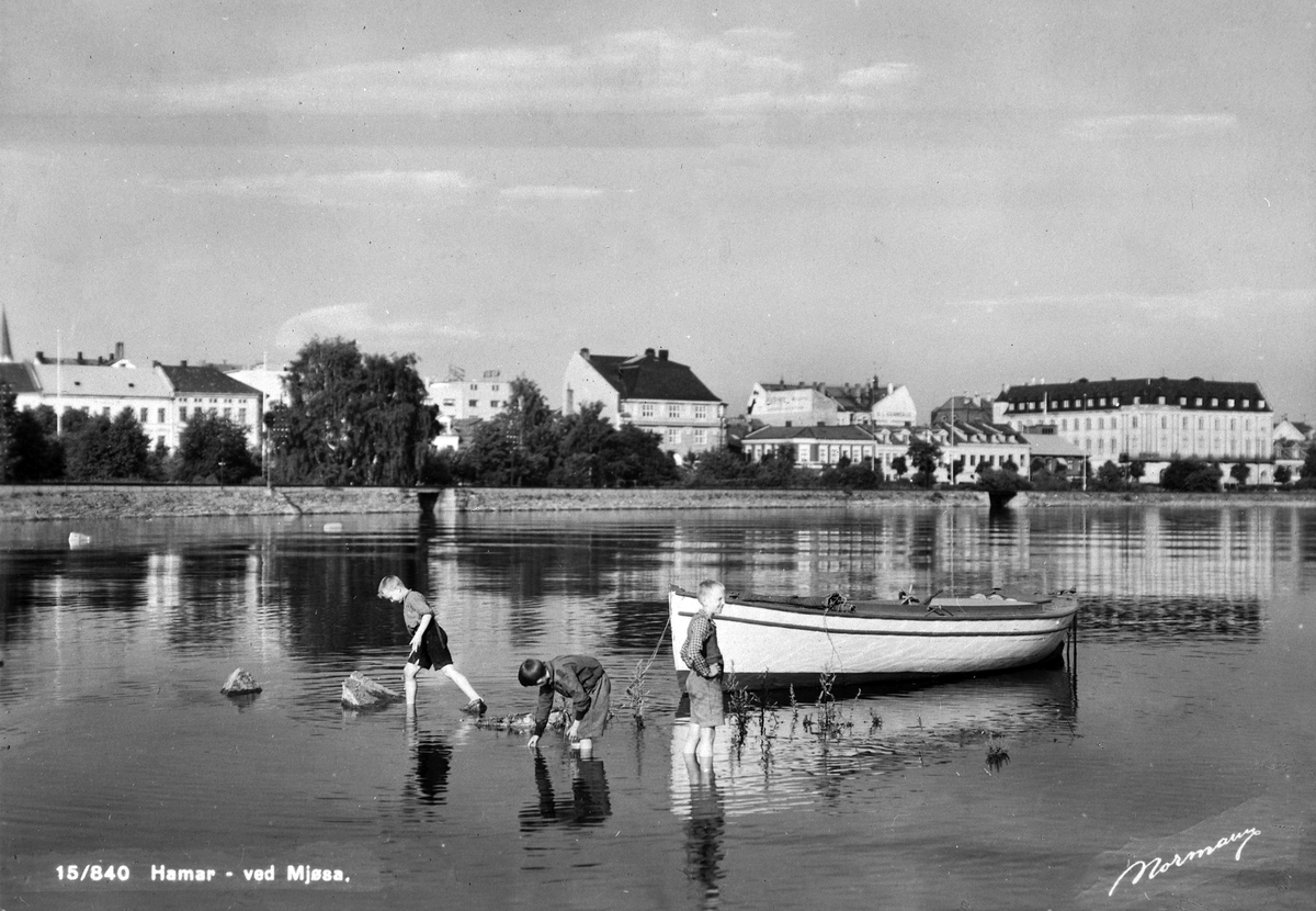 Anno Domkirkeodden, HAMARBUKTA, 3 GUTTER LEKER I MJØSA VED HAMAR BRYGGE, MOTORBÅT. Flom i Mjøsa. Postkort : Foto Normann.