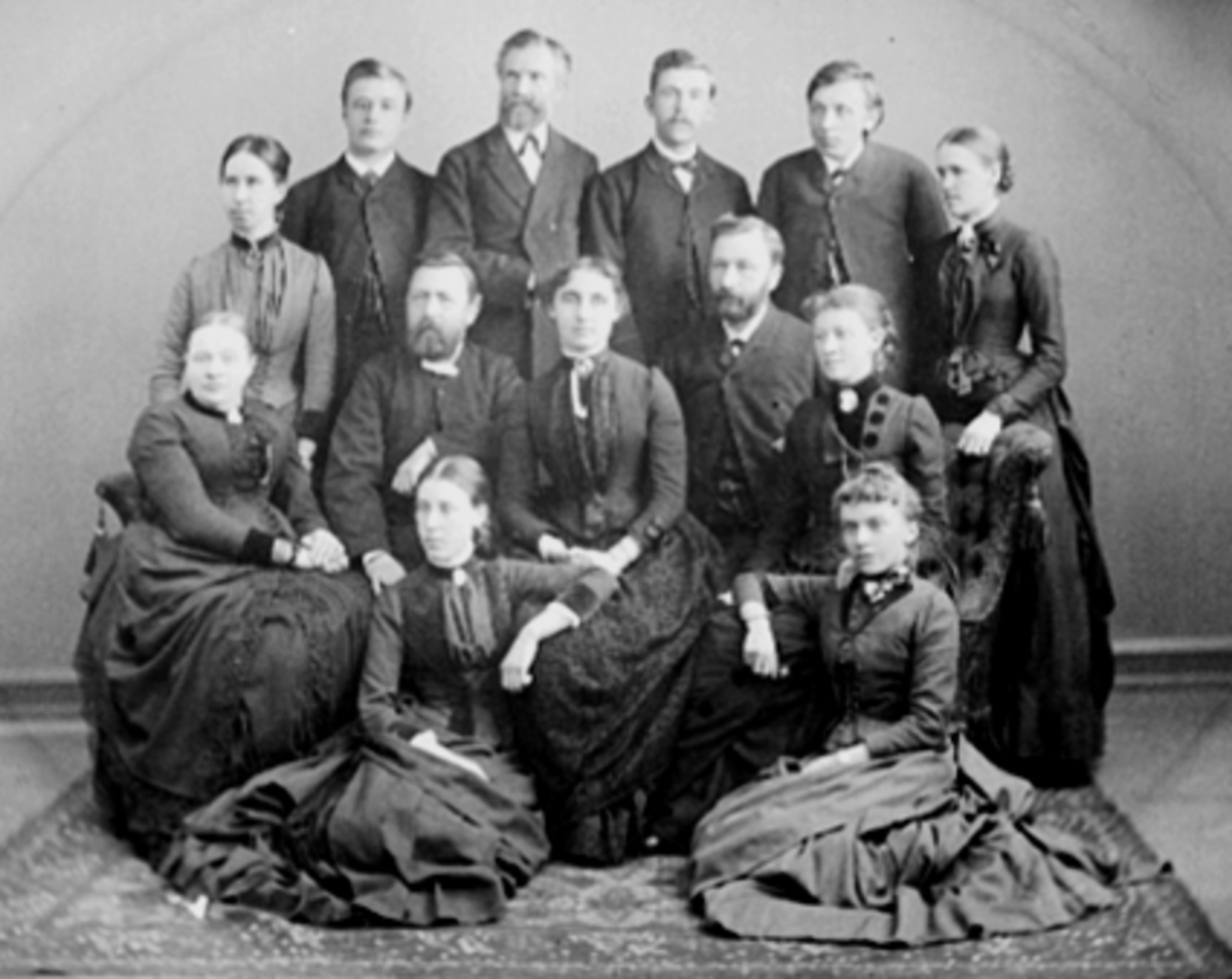 Anno Domkirkeodden, GRUPPE 13 LÆRERE, HAMAR FOLKESKOLE, MIDTBYEN SKOLE, FORAN FRA VENSTRE: IDA ANDERSEN, KAJA HOLCK, SITTENDE FRA VENSTRE: VALBORG BIØRN, TREDJEPREST HANS ERICHSEN, GUNDA HANSEN, SKOLESTYRER PAUL SANDVIK OG EMILIE OLSEN, STÅENDE BAK FRA VENSTRE: CAMILLA SCHIVE, ELIAS TRÆTTEBERG, LARS ANDERSEN, ANDREAS …