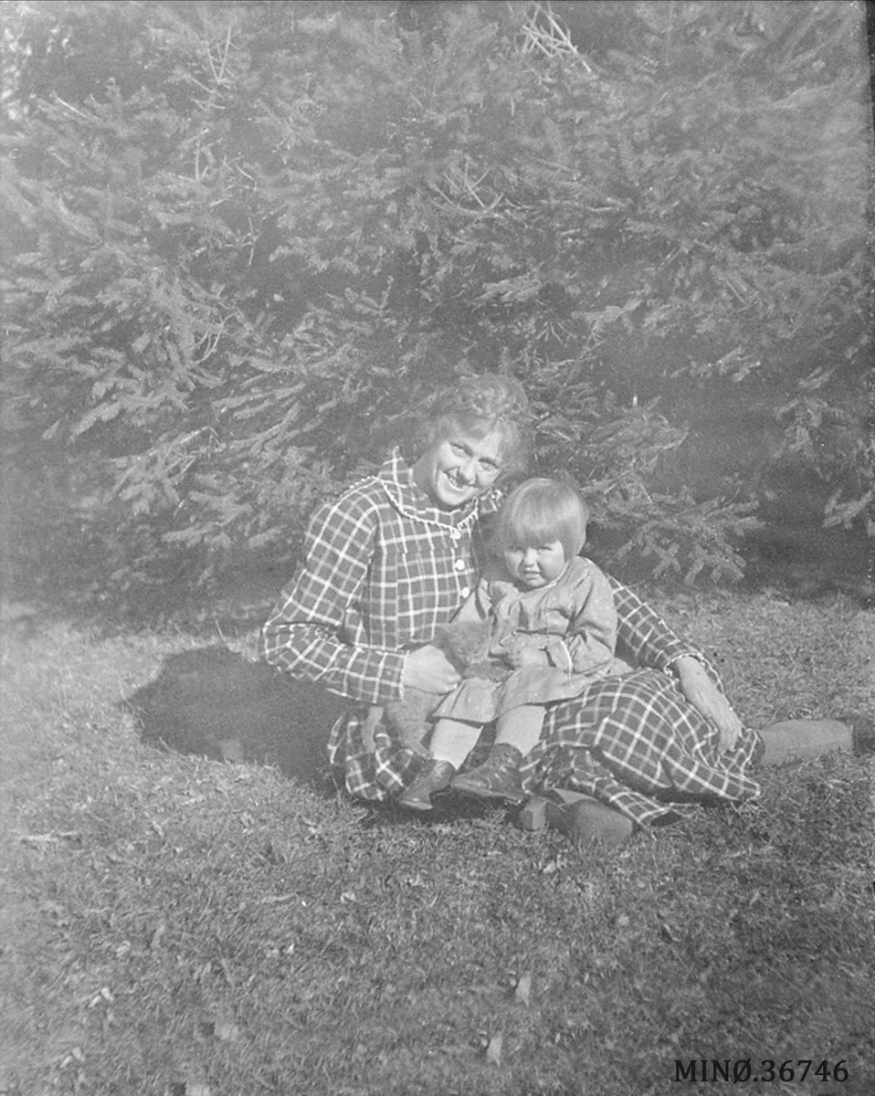 Ellert Kleven, Kvinne og barn - Thea og Evelyn Kleven