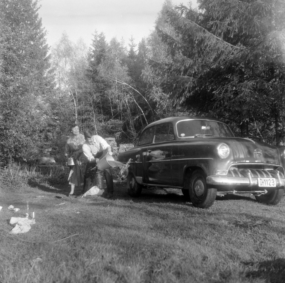 Adolf Skjegstad, D-1123. Opel Rekord 1953-54. Bilvask, bøtter, spann. Petra og Annar Skjegstad.