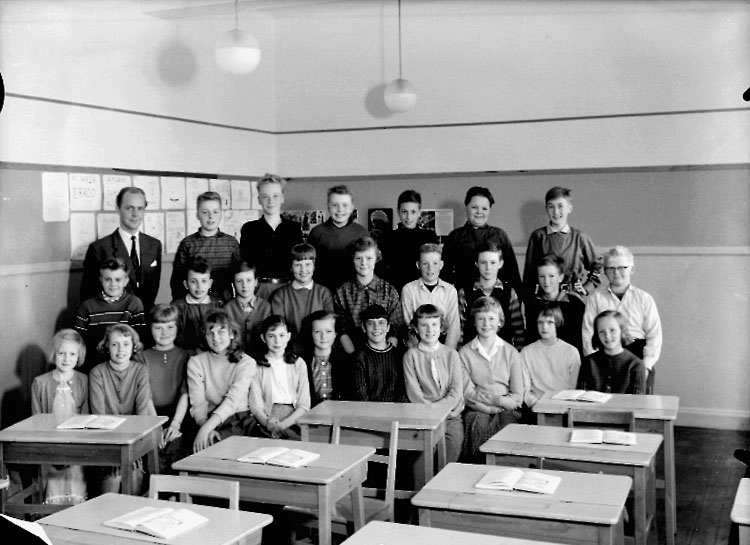 Sven Lindskog, Almby Östra skola, klassrumsinteriör, 26 pojkar med lärare vikarie Sigvard Fredriksson. Klass 6Rr, sal 5.