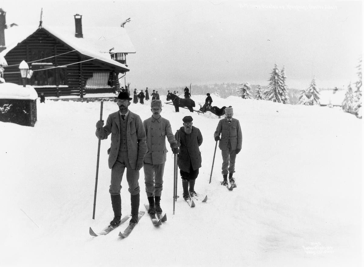 Anders Beer Wilse, Prot: Kronprinsen og prins Gustaf Adolf kommende ved Frognerseteren, 16/2 1904