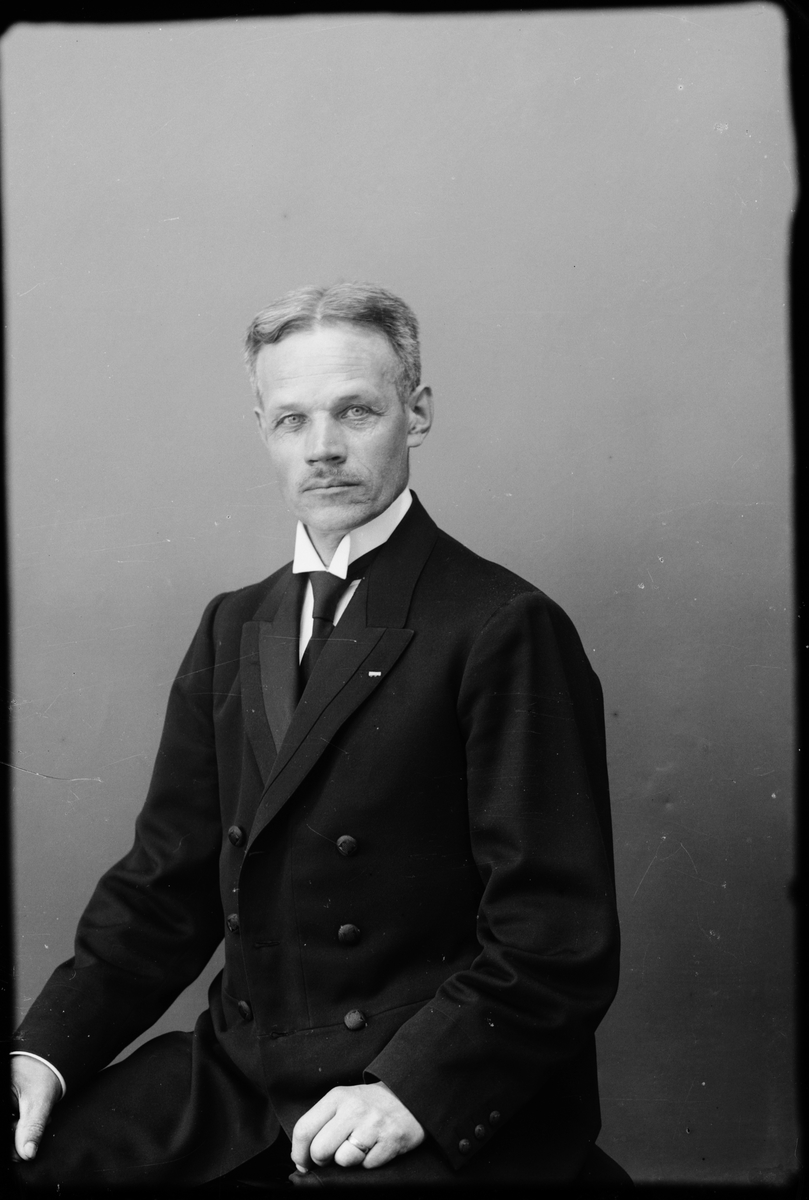 Skötsner-Edhlund, Ateljéporträtt - bankvaktmästare Erik Nygren, Östhammar, Uppland