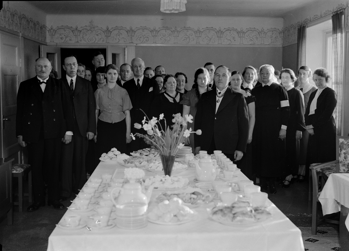 Paul Sandberg, Grupporträtt vid kaffebord, Uppsala 1936. Tycho Hedén, nr två från vänster