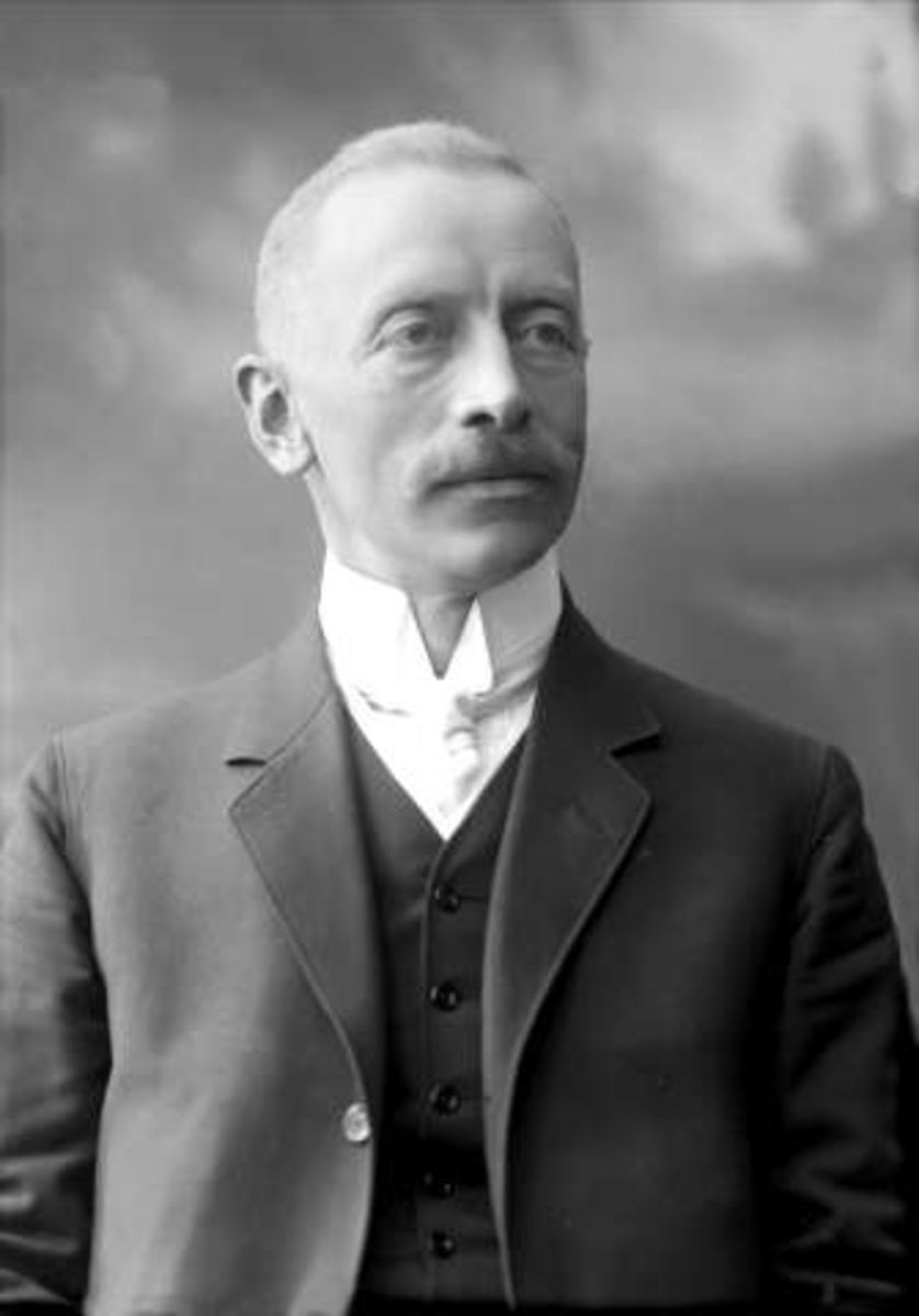Gustav Borgen, Portrett, mann med bart i mørk dress. Herr kaptein Frølich.