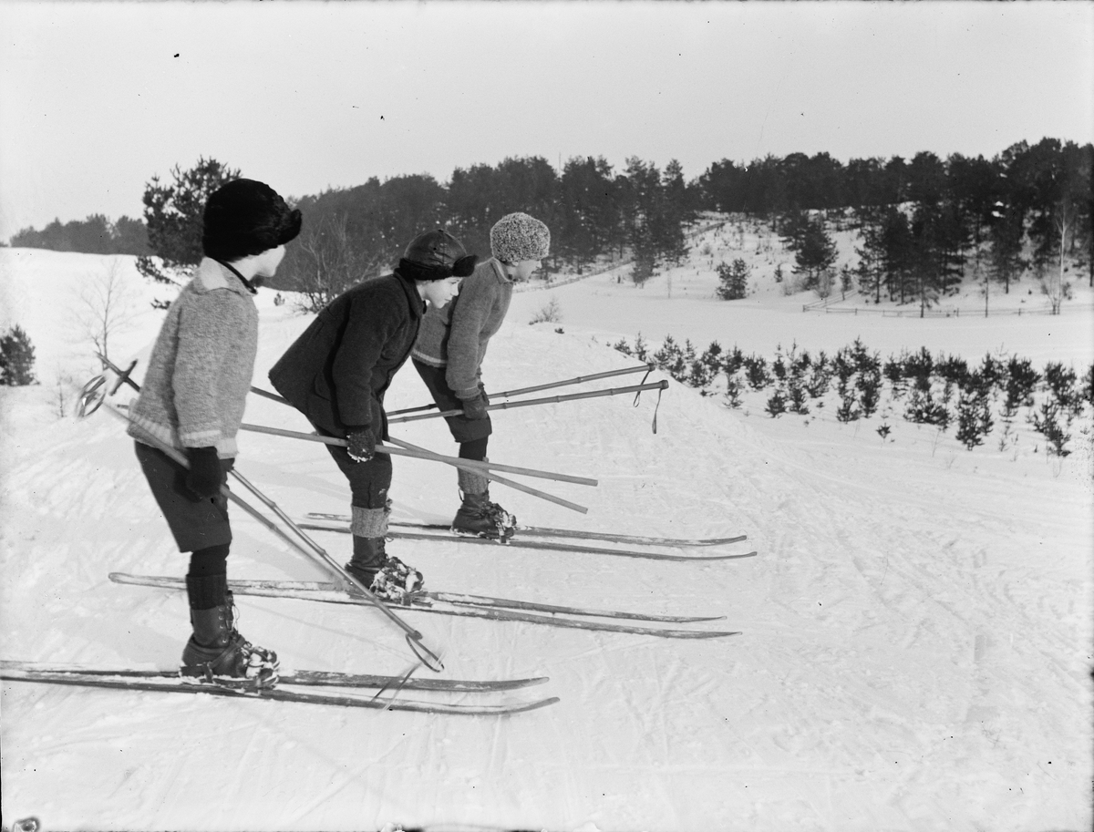 Josef Ärnström, Rolf och Kalle Ärnström och ytterligare ett barn på skidor, sannolikt Uppsala 1924