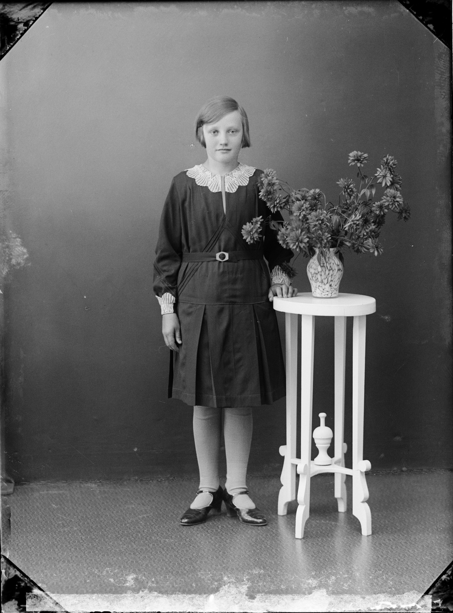 Skötsner-Edhlund, Ateljéporträtt - dotter till Lilly Jansson från Malsätra, Harg socken, Uppland 1932