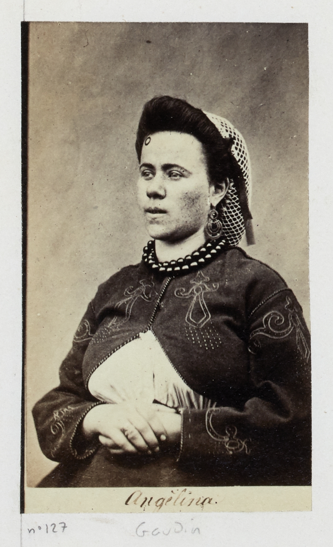 Ernest Charles Appert, Portrait de Angéline Gaudin ou Courcelle, pris à la prison des Chantiers à Versailles. Membre de la Commune de Paris, 1871.