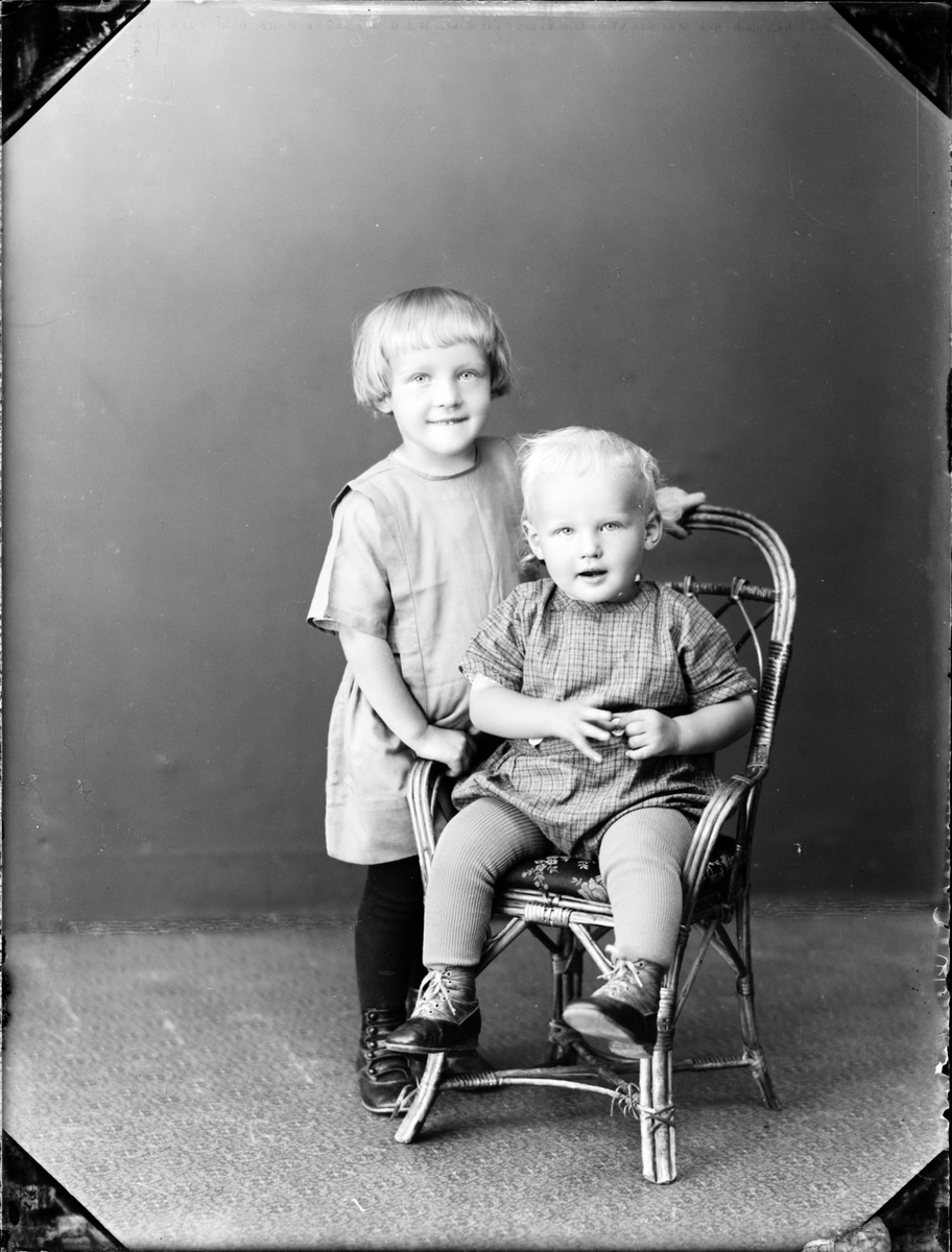 Skötsner-Edhlund, Barnporträtt - flicka och pojke, Östhammar, Uppland