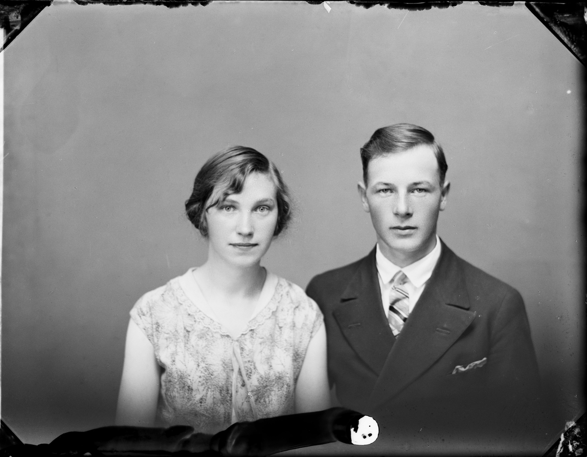 Skötsner-Edhlund, Ateljéporträtt - kvinna och man från Mariedal, Uppland