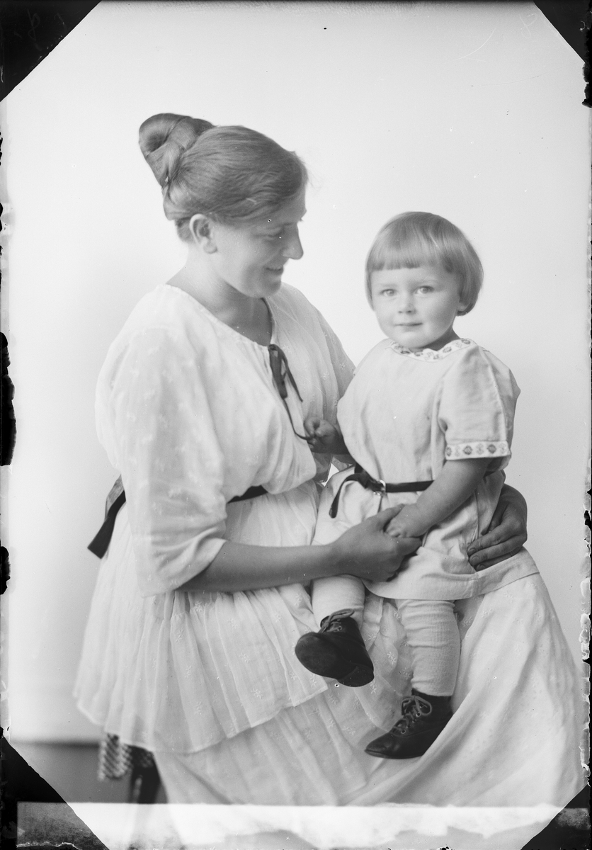 Skötsner-Edhlund, Tyra Hasselqvist med barn i knät, Östhammar, Uppland 1921