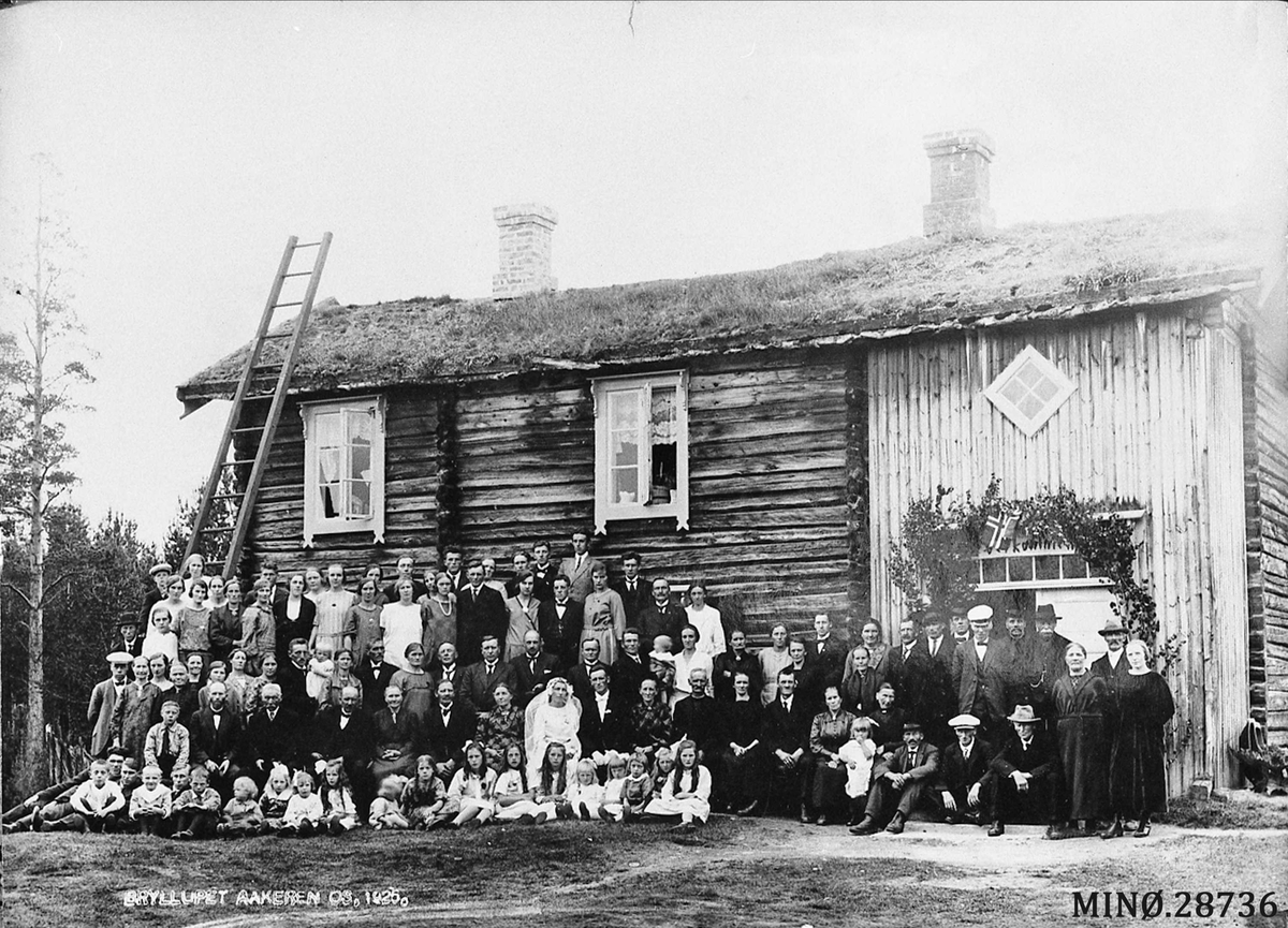 Peder J. Bredalslien, Gruppebilde. Bryllup. Aakeren, Os 1925