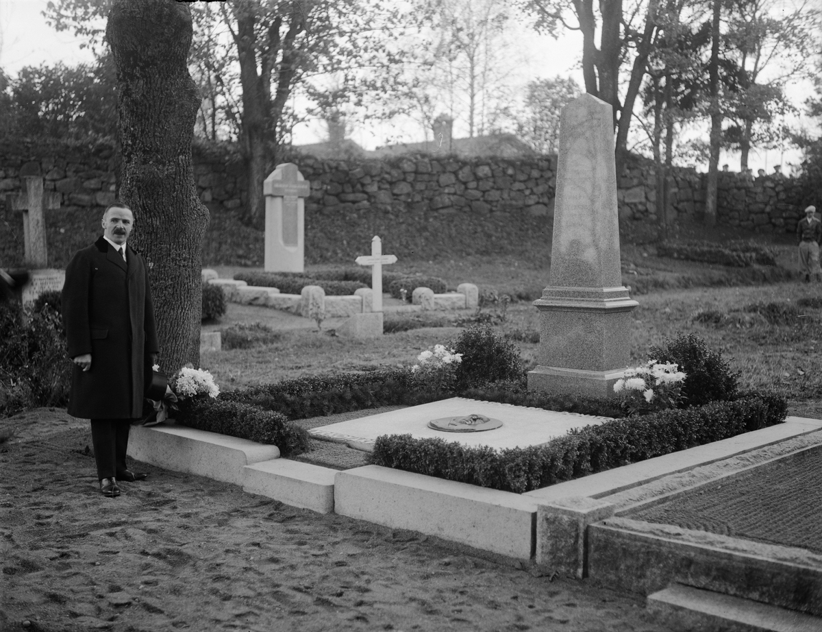 Paul Sandberg, The Landshövding Sigfrid Linnér speaks at the unveiling of the memory care over the death judge E E Eriksson in Fullerö, Old Uppsala cemetery