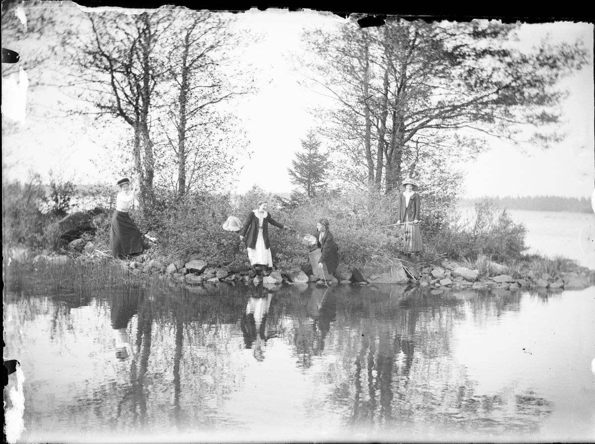 Skötsner-Edhlund, Ruth and Sara with two women on the water, Östhammar, Uppland