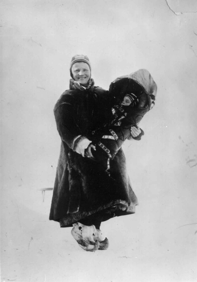 Ellisif Rannveig Wessel, Kvinne med barn i komse, Sør-Varanger, Finnmark, før 1900. Antatt å være Marit Banne med datteren Inga.