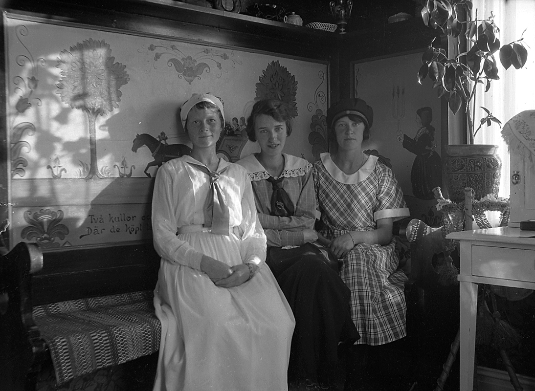 Anna Wilhelmina Hedström, Rumsinteriör, tre kvinnor. Dalarna.
