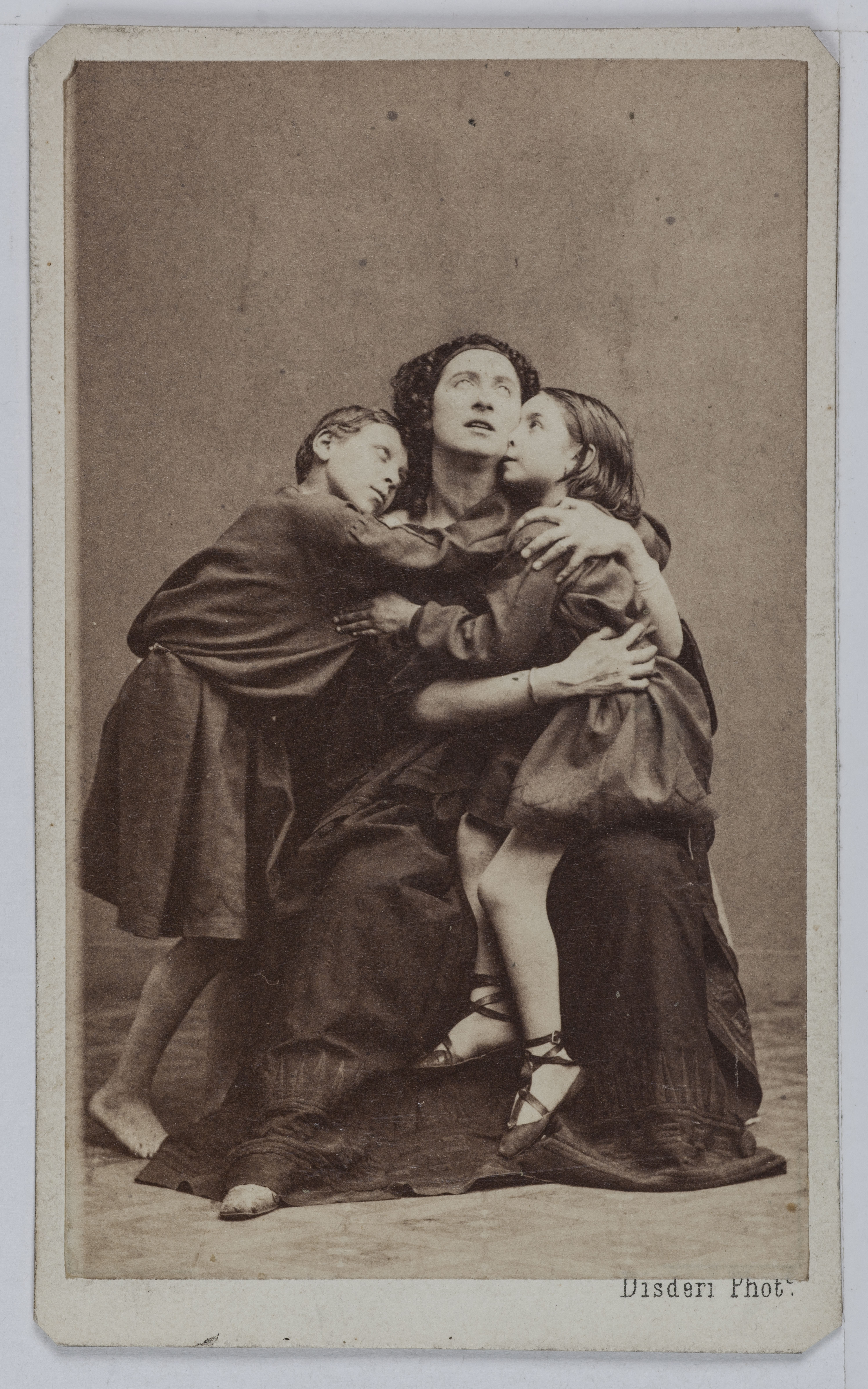 Disderi & Cie, Portrait d'Adélaïde Ristori (1822-1906), tragédienne italienne, dans Médée avec deux enfants.