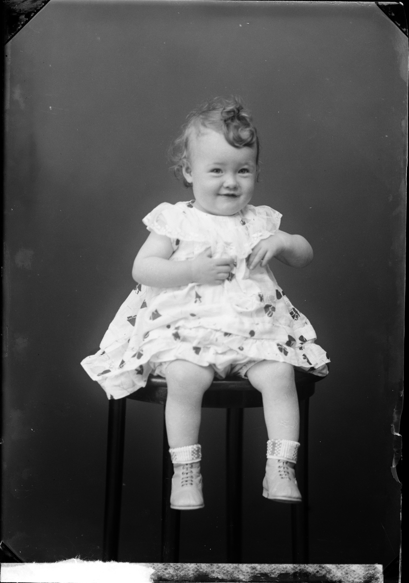 Skötsner-Edhlund, Ateljéporträtt - barn till Nanny Söderkvist från Östhammar, Uppland 1934