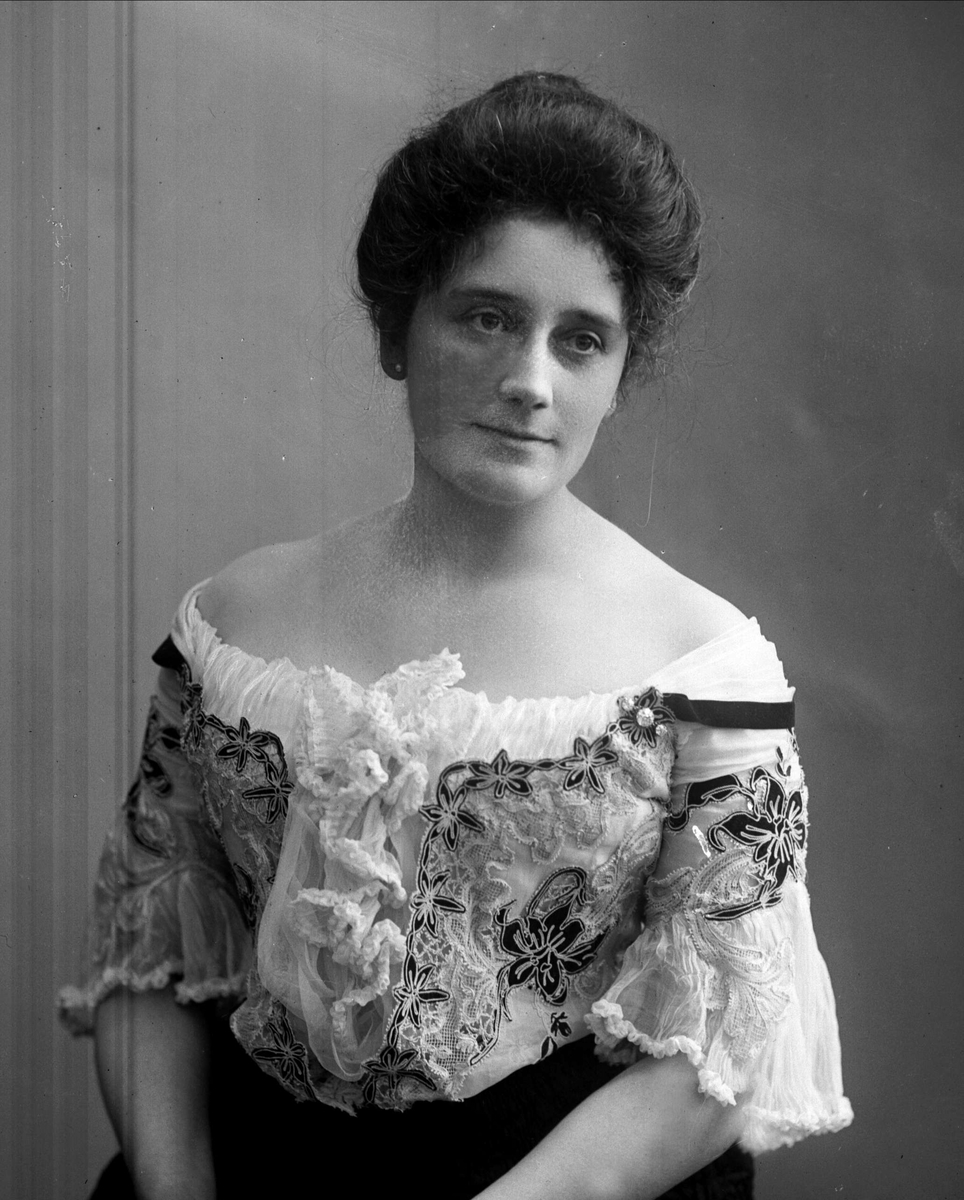 Gustav Borgen, Portrett av Barbara Ihlen (1870-1953). Gift med Arthur Knagenhjelm den 21/9 1895.