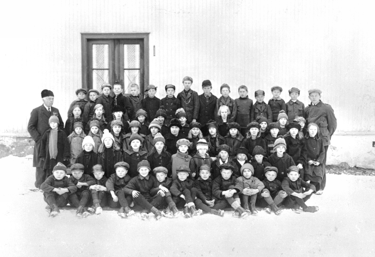 Anno Domkirkeodden, Elever og lærere ved Fagerlund skole, Brumunddal. Lærer er Anders Hogstad.