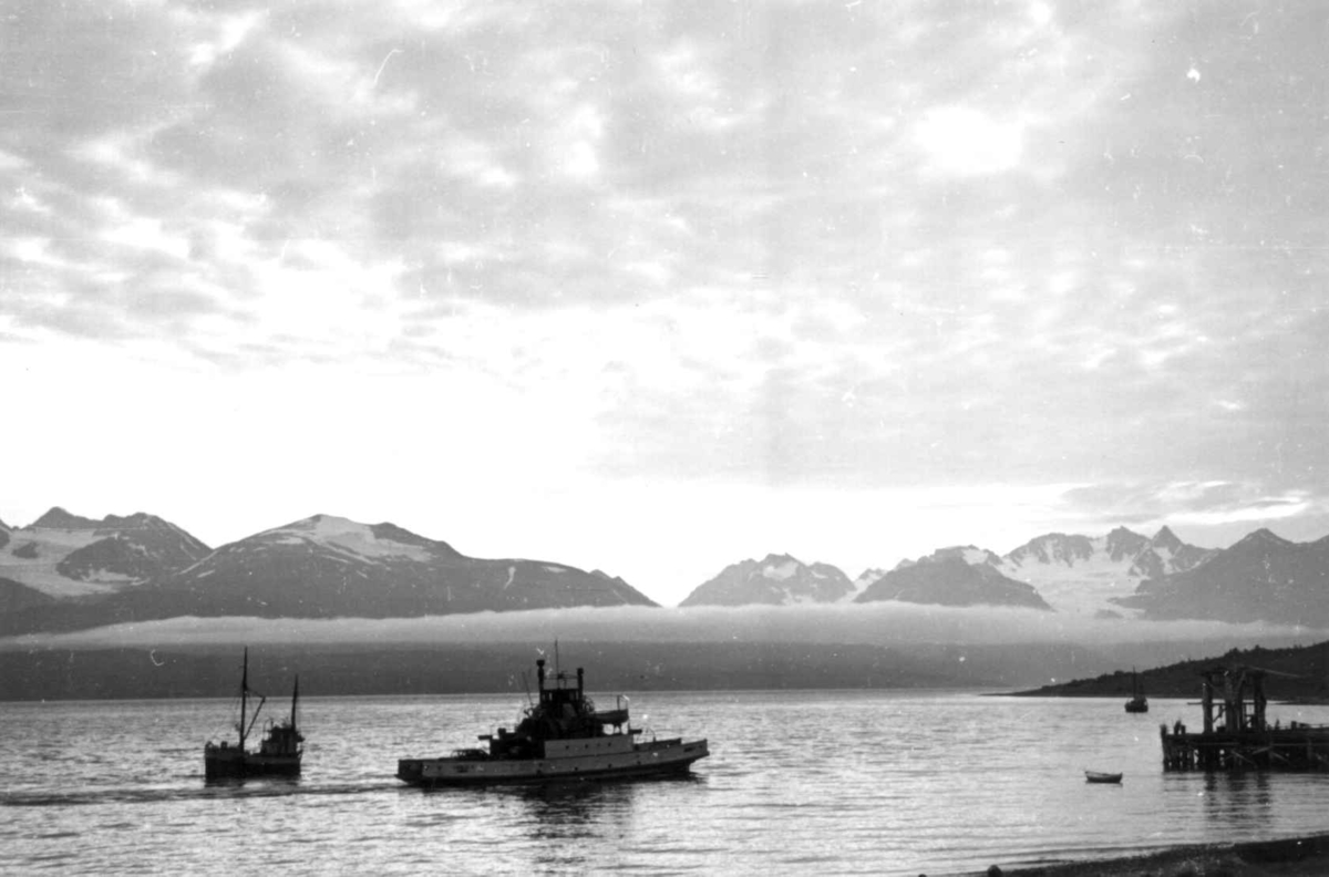 Anna Grostøl, Oversiktsbilde fra Olderdalen med en ferge og fiskebåt i forgrunnen.