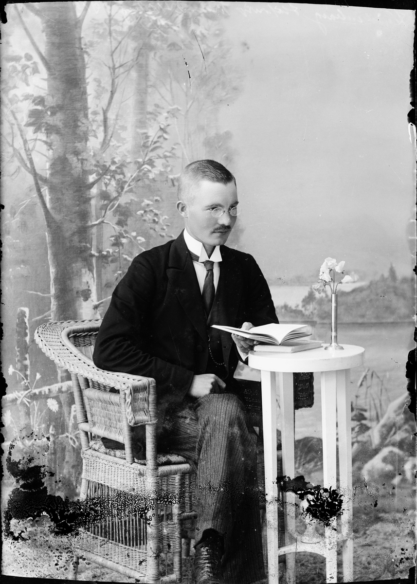 Skötsner-Edhlund, Ateljéporträtt - man sitter vid ett bord med en bok, Östhammar, Uppland