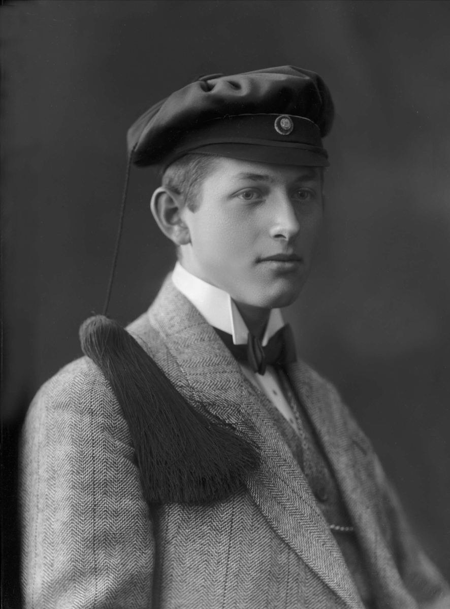 Gustav Borgen, Portrett, mann med studentlue. Student Selvig.