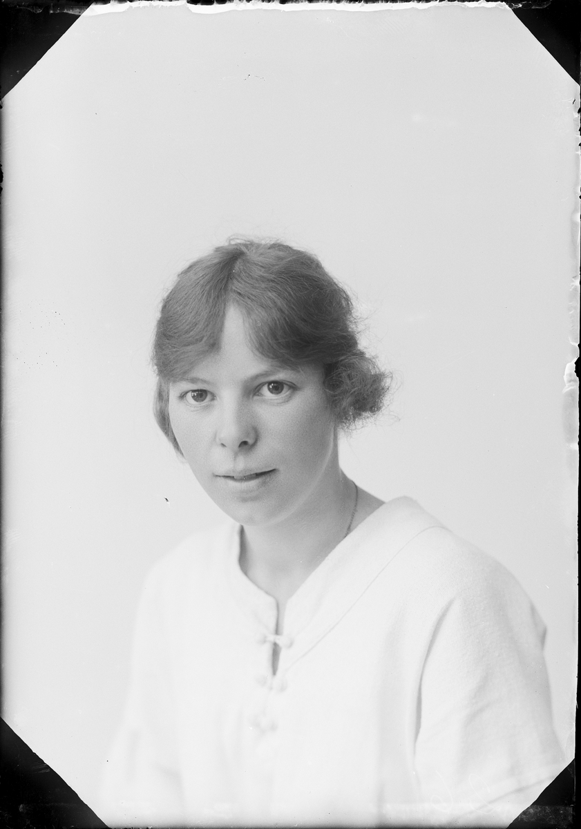 Skötsner-Edhlund, Ateljé Portrait - Ingegärd Gräsman from Öregrund, Uppland 1922
